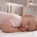 Чому немовля рве волосся на голові й що з цим робити