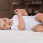 Чому немовля крутить головою уві сні та що з цим робити