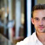 Чому немовля крутить головою уві сні та що з цим робити