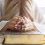 Чому немовля рве волосся на голові й що з цим робити