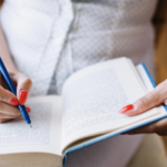 Правильний наголос у слові довідник: норми вимови